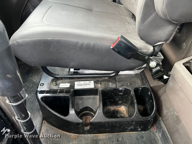 image for item DQ1933 2019 International HX520  semi truck