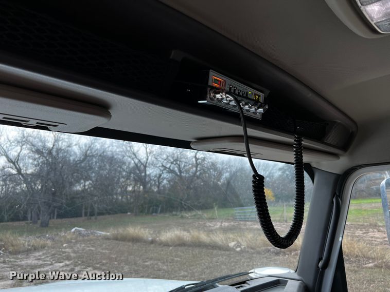 image for item DQ1933 2019 International HX520  semi truck