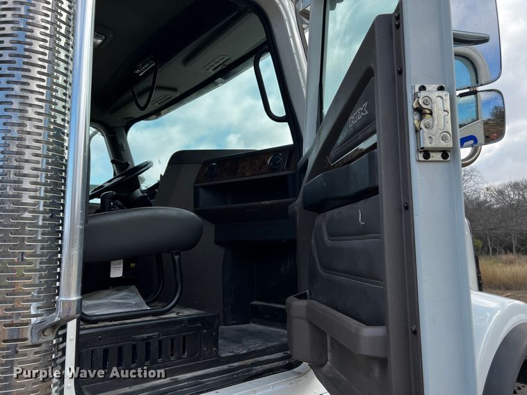 image for item DQ1933 2019 International HX520  semi truck