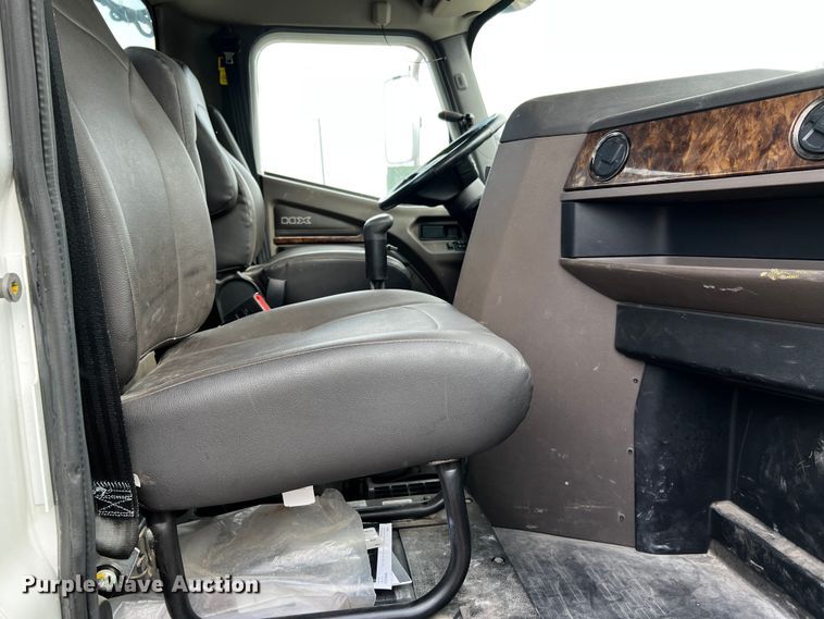 image for item DQ1933 2019 International HX520  semi truck