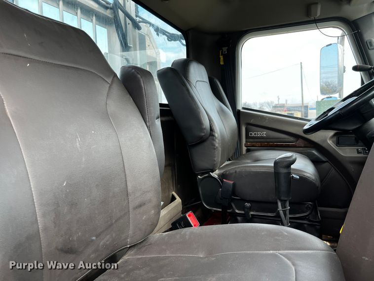 image for item DQ1933 2019 International HX520  semi truck