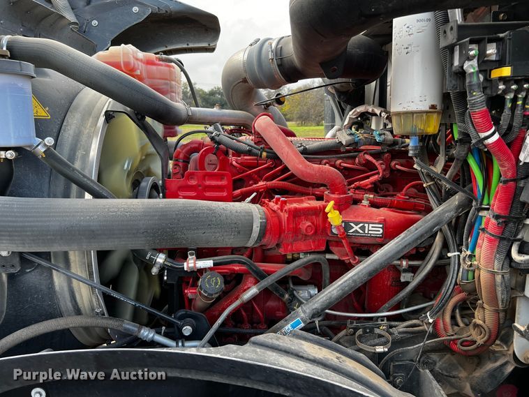 image for item DQ1933 2019 International HX520  semi truck