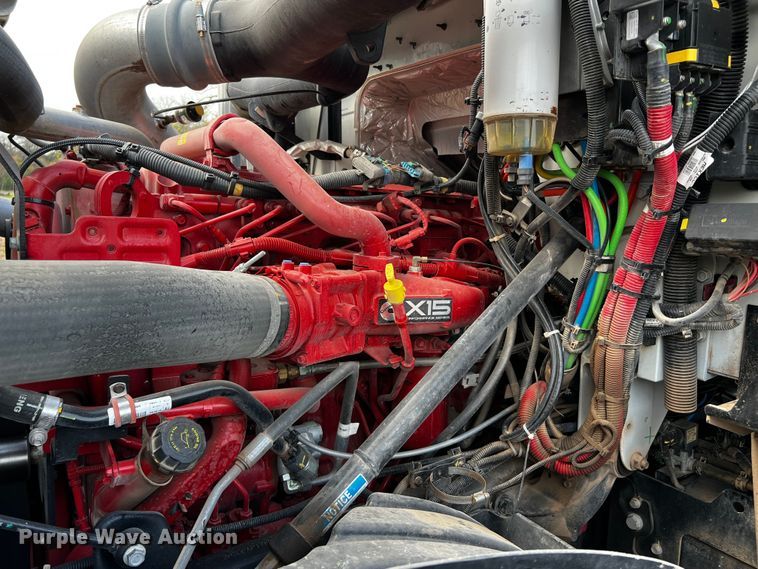 image for item DQ1933 2019 International HX520  semi truck