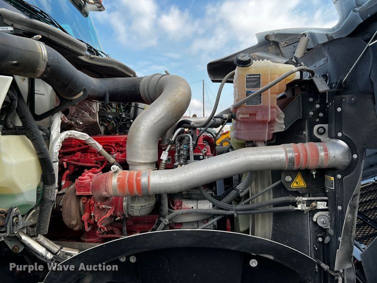 image for item DQ1933 2019 International HX520  semi truck