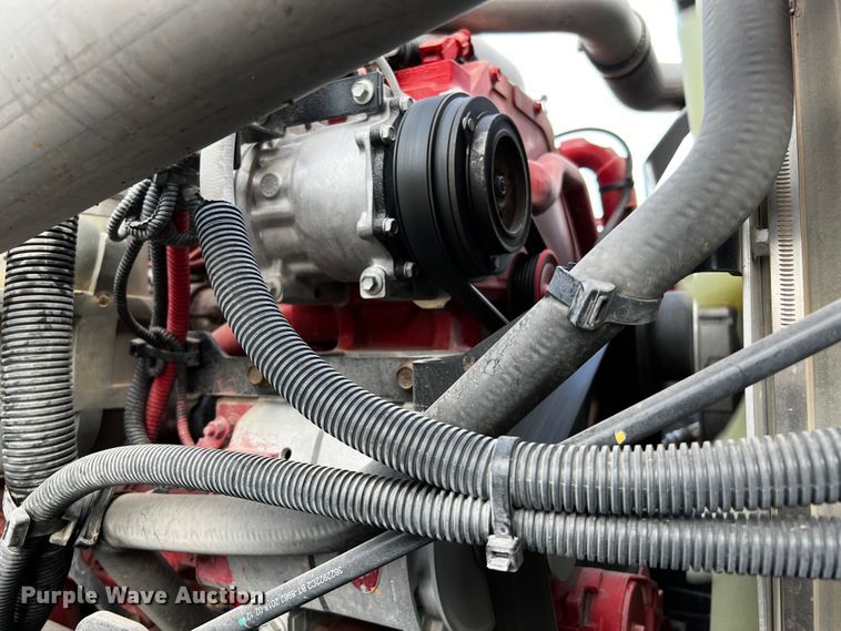 image for item DQ1933 2019 International HX520  semi truck