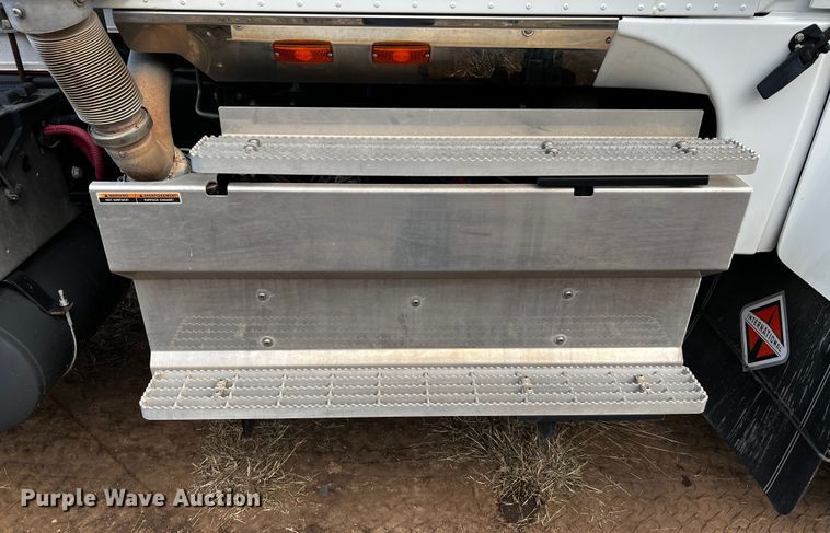 image for item DQ1933 2019 International HX520  semi truck