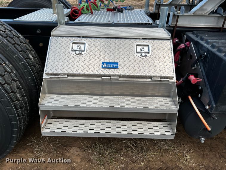 image for item DQ1933 2019 International HX520  semi truck