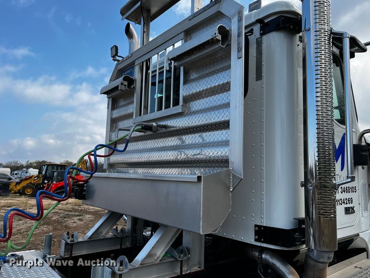 image for item DQ1933 2019 International HX520  semi truck