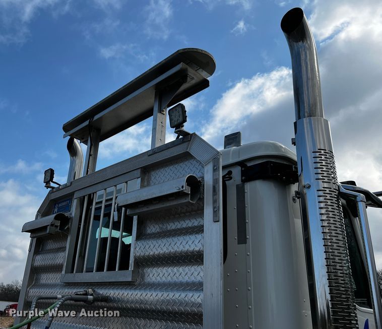 image for item DQ1933 2019 International HX520  semi truck