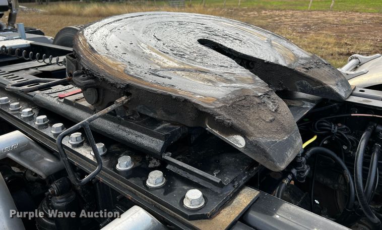 image for item DQ1933 2019 International HX520  semi truck