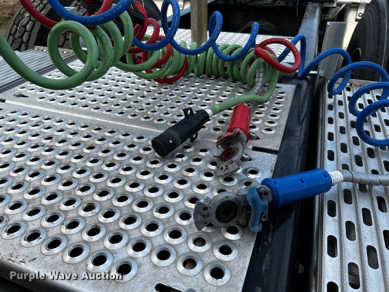 image for item DQ1933 2019 International HX520  semi truck