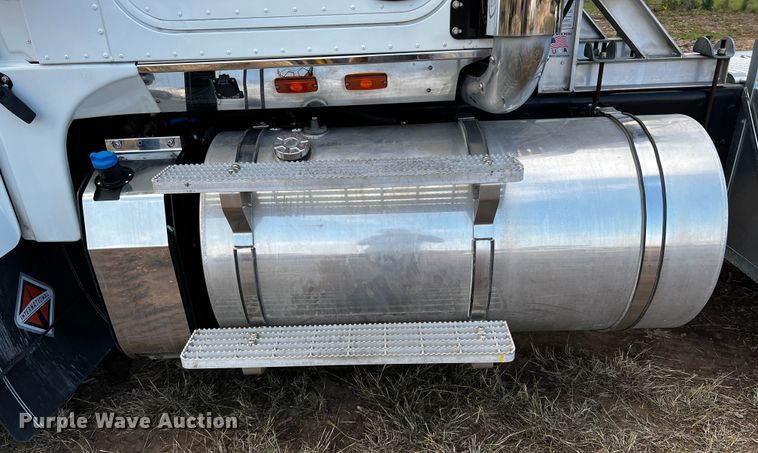 image for item DQ1933 2019 International HX520  semi truck