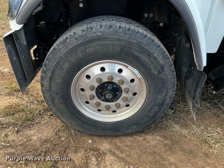 image for item DQ1933 2019 International HX520  semi truck