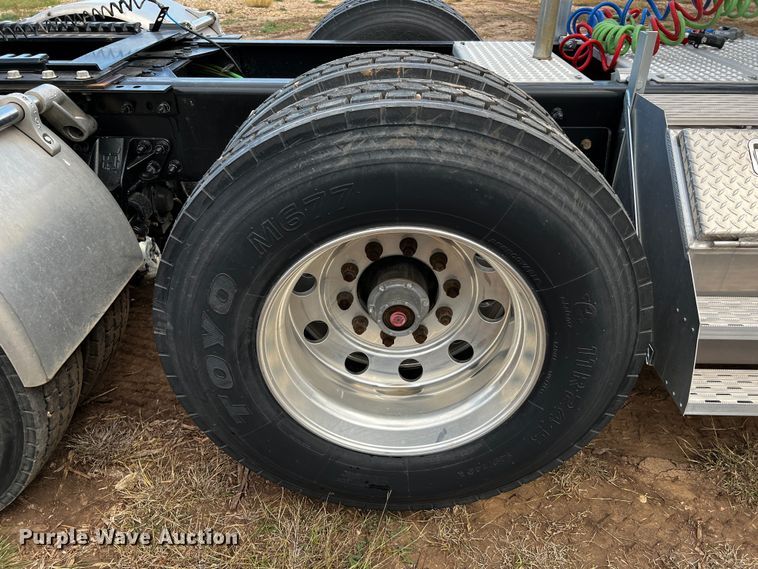 image for item DQ1933 2019 International HX520  semi truck