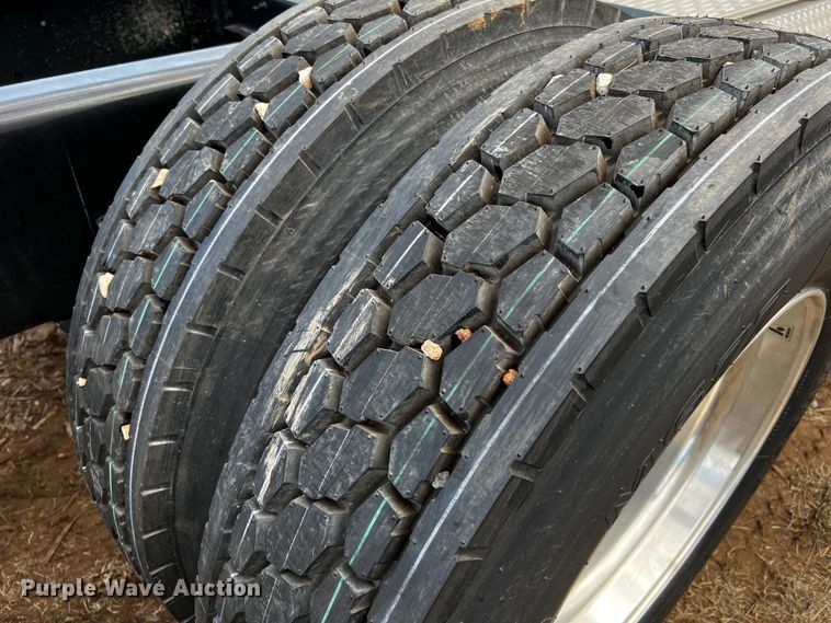 image for item DQ1933 2019 International HX520  semi truck