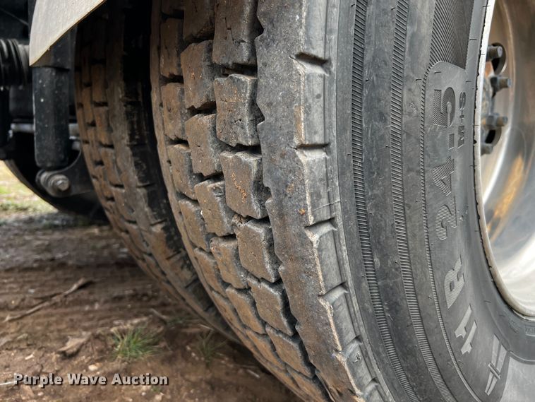 image for item DQ1933 2019 International HX520  semi truck