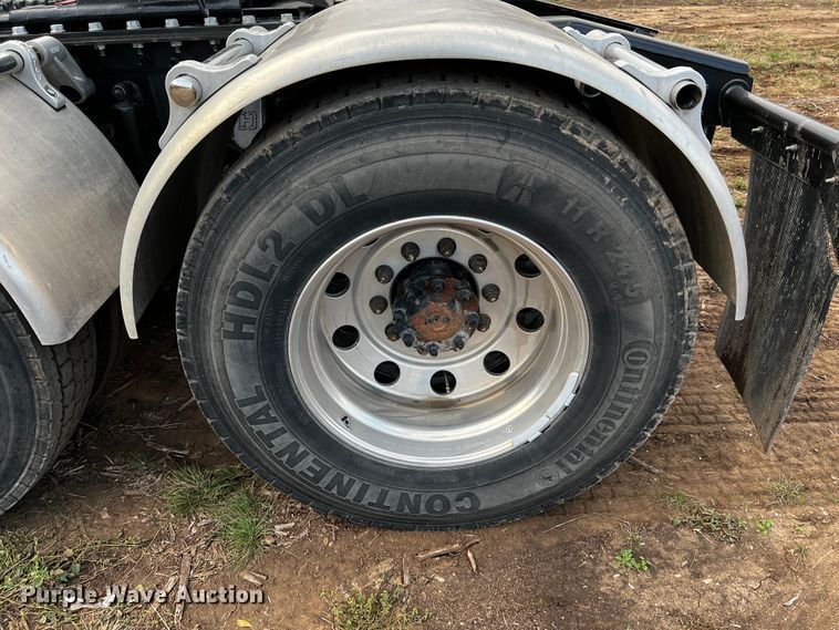 image for item DQ1933 2019 International HX520  semi truck