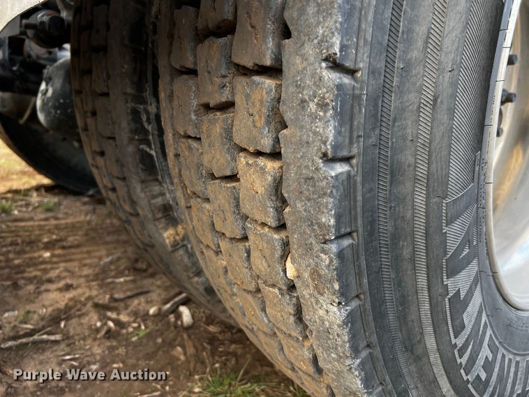 image for item DQ1933 2019 International HX520  semi truck