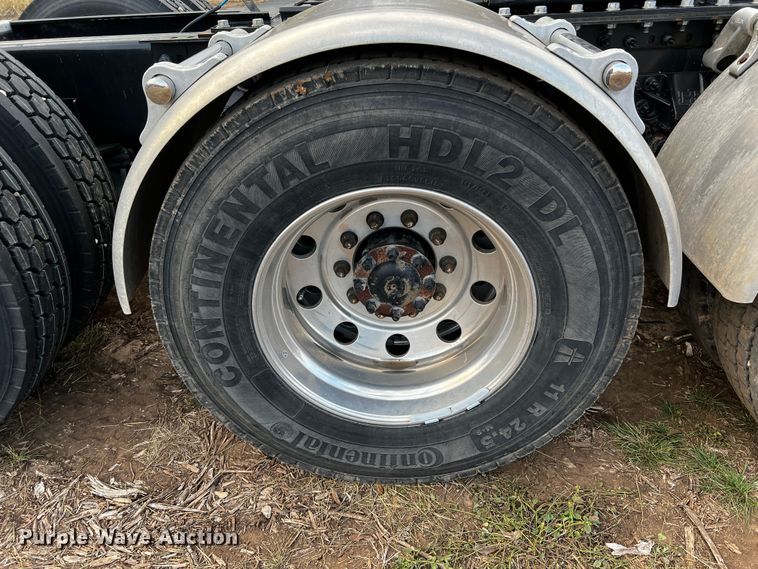 image for item DQ1933 2019 International HX520  semi truck