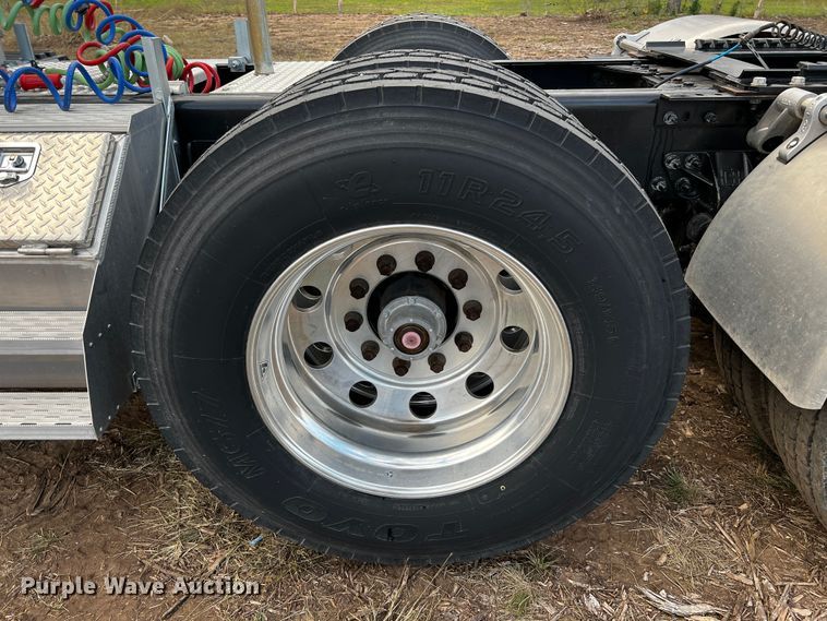 image for item DQ1933 2019 International HX520  semi truck