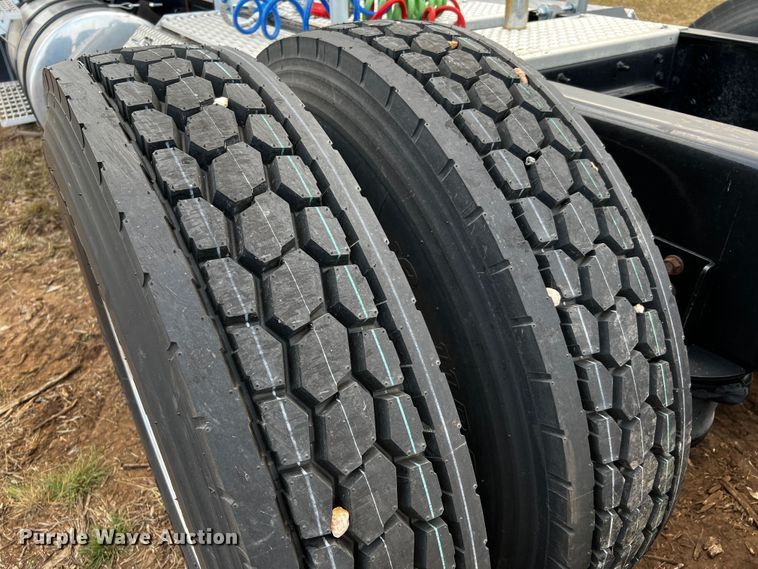 image for item DQ1933 2019 International HX520  semi truck