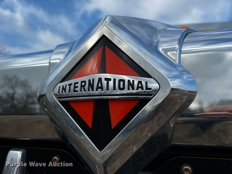 image for item DQ1933 2019 International HX520  semi truck
