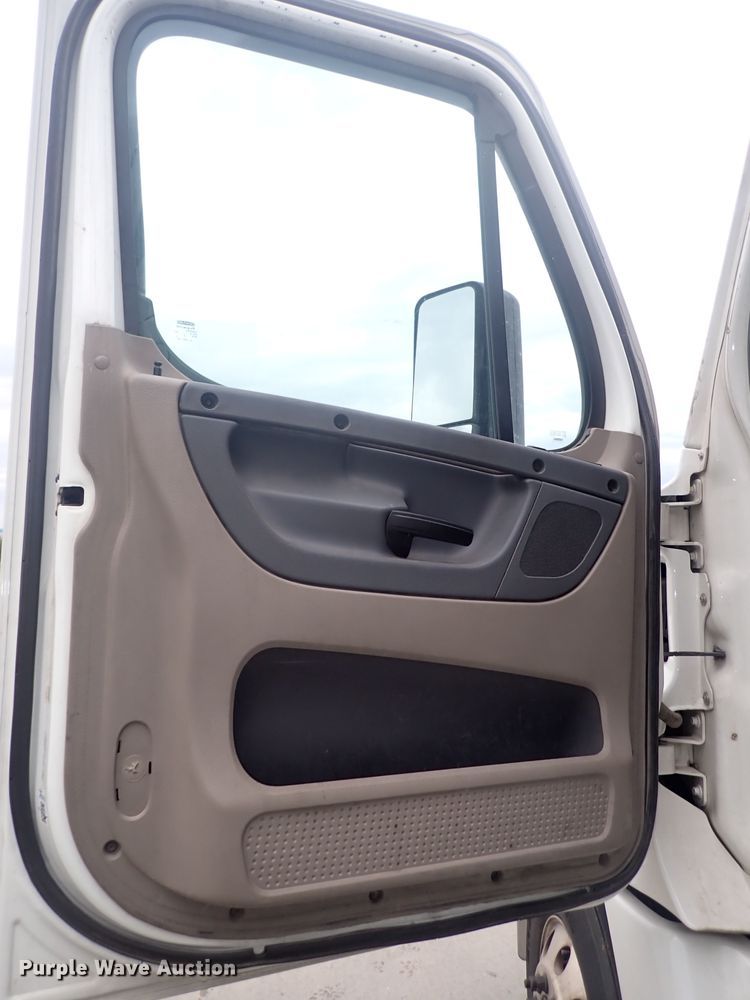 image for item DQ2978 2014 Freightliner Cascadia Evolution  semi truck