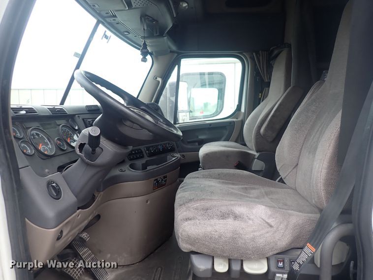 image for item DQ2978 2014 Freightliner Cascadia Evolution  semi truck