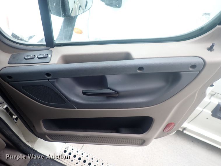 image for item DQ2978 2014 Freightliner Cascadia Evolution  semi truck