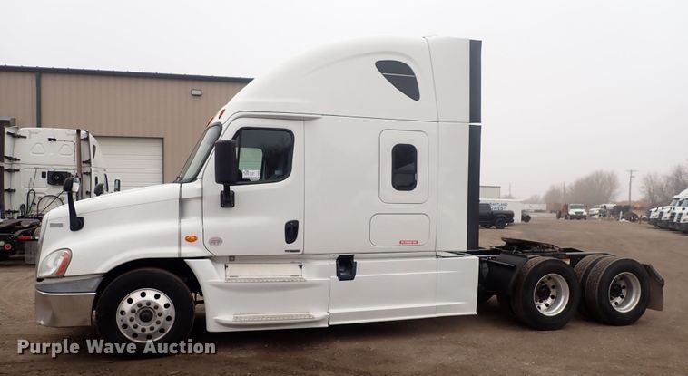 image for item DQ5032 2016 Freightliner Cascadia Evolution  semi truck