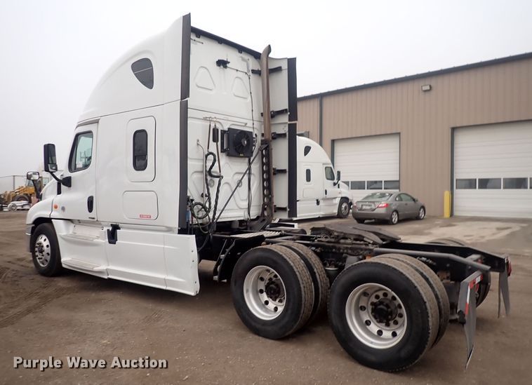 image for item DQ5032 2016 Freightliner Cascadia Evolution  semi truck