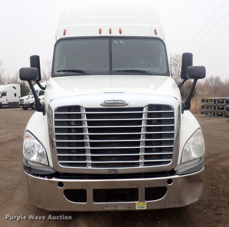 image for item DQ5032 2016 Freightliner Cascadia Evolution  semi truck