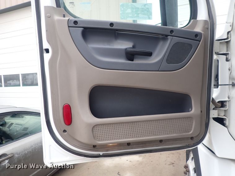 image for item DQ5032 2016 Freightliner Cascadia Evolution  semi truck