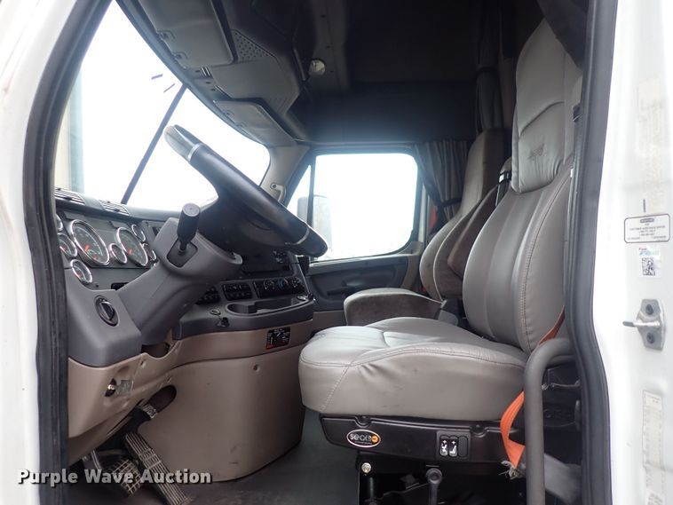 image for item DQ5032 2016 Freightliner Cascadia Evolution  semi truck