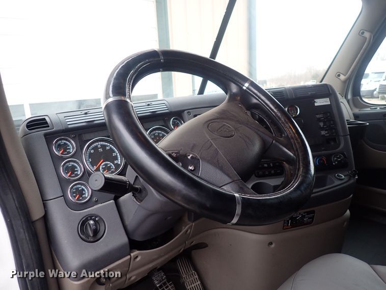 image for item DQ5032 2016 Freightliner Cascadia Evolution  semi truck