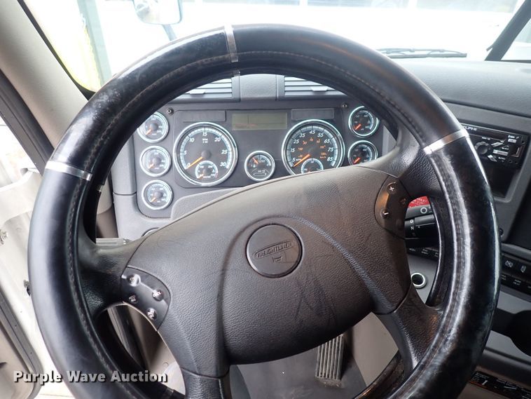 image for item DQ5032 2016 Freightliner Cascadia Evolution  semi truck