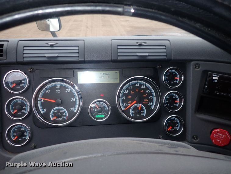 image for item DQ5032 2016 Freightliner Cascadia Evolution  semi truck