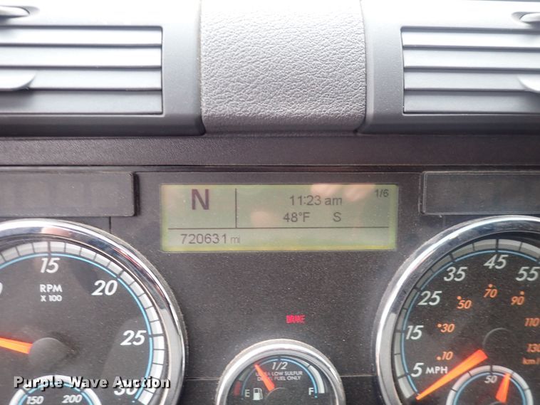 image for item DQ5032 2016 Freightliner Cascadia Evolution  semi truck