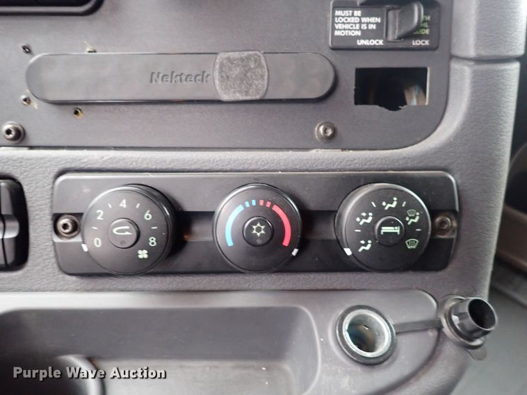 image for item DQ5032 2016 Freightliner Cascadia Evolution  semi truck