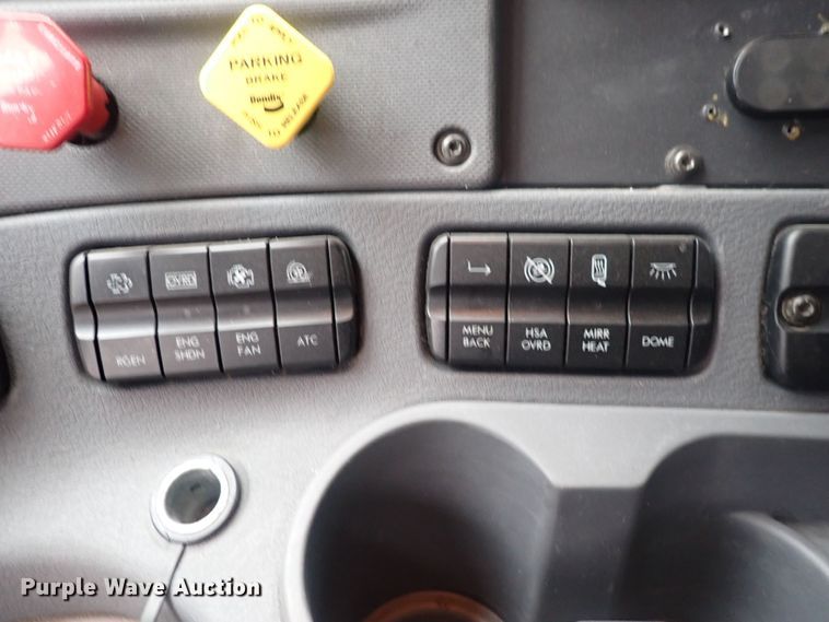 image for item DQ5032 2016 Freightliner Cascadia Evolution  semi truck