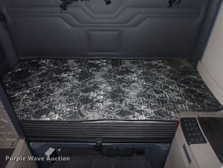 image for item DQ5032 2016 Freightliner Cascadia Evolution  semi truck