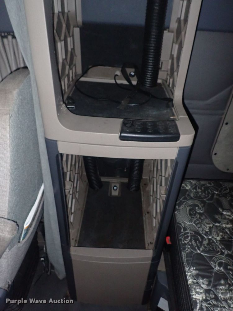 image for item DQ5032 2016 Freightliner Cascadia Evolution  semi truck