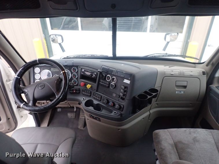 image for item DQ5032 2016 Freightliner Cascadia Evolution  semi truck