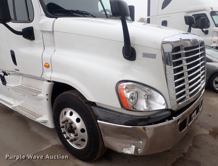 image for item DQ5032 2016 Freightliner Cascadia Evolution  semi truck