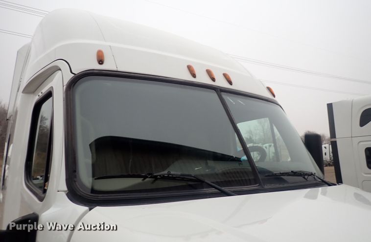 image for item DQ5032 2016 Freightliner Cascadia Evolution  semi truck