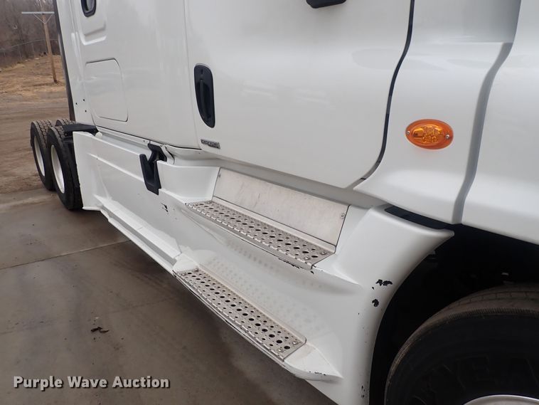 image for item DQ5032 2016 Freightliner Cascadia Evolution  semi truck