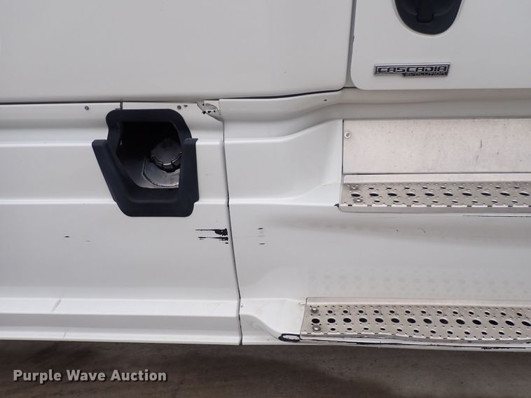 image for item DQ5032 2016 Freightliner Cascadia Evolution  semi truck