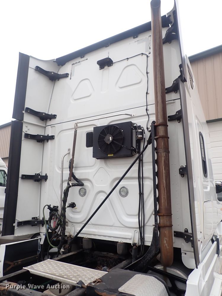 image for item DQ5032 2016 Freightliner Cascadia Evolution  semi truck