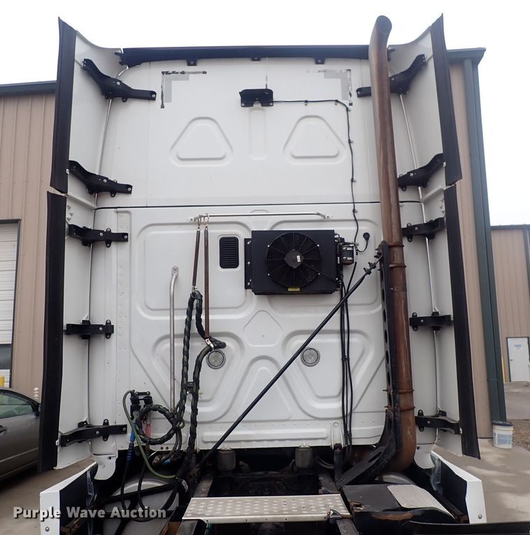 image for item DQ5032 2016 Freightliner Cascadia Evolution  semi truck