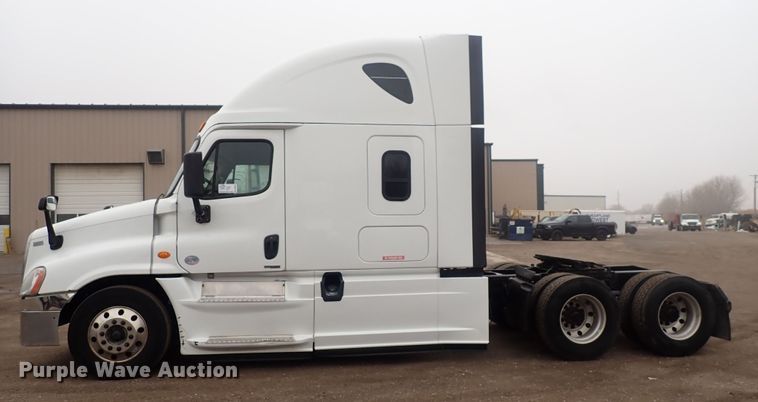 image for item DQ5033 2016 Freightliner Cascadia Evolution  semi truck